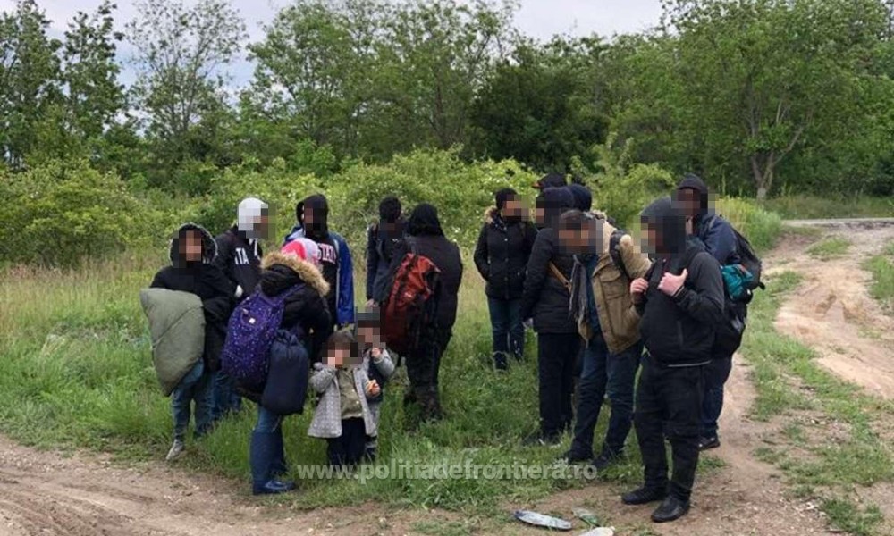 Migranții se apropie de Moldova. 15 cetăţeni din Siria, Somalia și Irak au fost prinși după ce au traversat Dunărea cu o barcă gonflabilă
